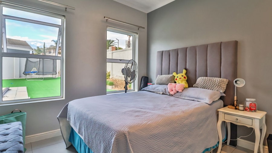 4 Bedroom Property for Sale in Dennegeur Western Cape